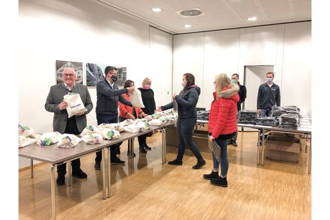 La fête de fin d'année "à emporter" chez soi a été remise personnellement à toute l'équipe de Günzburger Steigtechnik par la direction.  | © MUNK GmbH