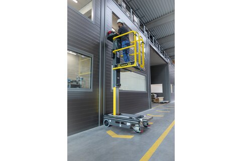 La petite plate-forme de travail élévatrice FlexxLift de Günzburger Steigtechnik est particulièrement adaptée aux longs travaux en hauteur. L’utilisateur se trouve toujours dans une zone protégée tout autour de lui.  | © MUNK GmbH