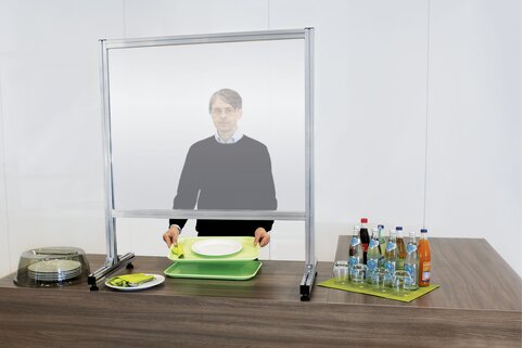 Les parois de séparation de Günzburger Steigtechnik permettent de maintenir une distance entre les collaborateurs pour réduire les risques d’infection.  | © MUNK GmbH