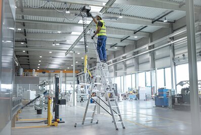 Die neue Stufen-Mehrzweckleiter ist durchgängig mit Stufen ausgestattet und ermöglicht so TRBS-konformes Arbeiten. Sie zeichnet sich durch ihre hohe Flexibilität aus und ist als Steh-, Anlege- sowie Schiebeleiter einsetzbar.  | © MUNK GmbH