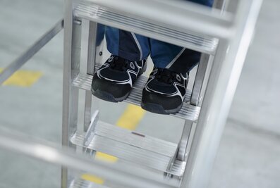 The Günzburger Steigtechnik innovation features 80 mm deep steps to provide extra-wide standing areas in the overlapping areas of the three ladder sections.  | © MUNK GmbH