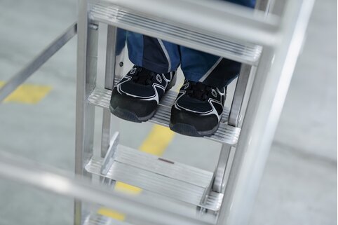 Cette nouveauté de Günzburger Steigtechnik est équipée de marches de 80 mm de profondeur, qui forment des surfaces d’appui extra large au niveau des zones de chevauchement entre les trois parties de l’échelle.  | © MUNK GmbH