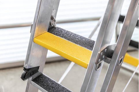 L’échelle polyvalente à marches peut également être équipée à la demande du revêtement de marche clip-step R13 antidérapant. Et pour une signalisation et une sécurité encore meilleure, les marches inférieures de chaque section sont équipées d’un revêtement jaune.  | © MUNK GmbH