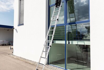 The step window cleaner’s ladder was developed in-house by Günzburger Steigtechnik to meet the exacting requirements in this sector.  | © MUNK GmbH