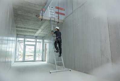 The multi-purpose ladder with steps is a veritable all-round piece of equipment and can be used as a step ladder, straight ladder or also as a push-up extension ladder.  | © MUNK GmbH