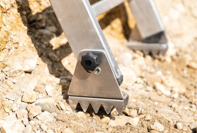 There is also a special clawed base plate for the Günzburger Steigtechnik nivello® ladder shoe for use on loose or natural ground.  | © MUNK GmbH