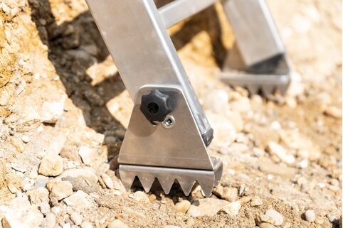 Pour les sols glissants, Günzburger Steigtechnik propose une plaque de base spéciale à griffes pour les patins nivello.  | © MUNK GmbH