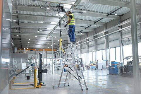 Die MUNK Günzburger Steigtechnik präsentiert auf der A+A ihre TRBS-konforme Stufenmehrzweckleiter. | © MUNK GmbH