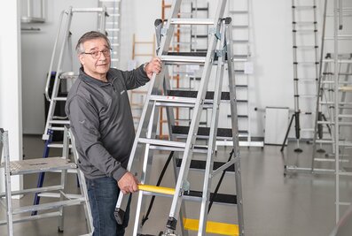 Auch die brandneue dreiteilige Stufen-Mehrzweckleiter der Günzburger Steigtechnik ist Bestandteil der Roadshow „Steigtechnik“.  | © MUNK GmbH