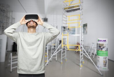 Auch die maßgefertigten Sonderkonstruktionen der Günzburger Steigtechnik können bei der Roadshow realitätsnah erlebt werden – möglich macht das eine VR-Brille.  | © MUNK GmbH