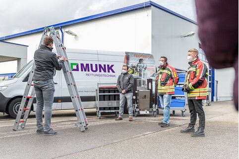 Dans le cadre du Roadshow « Techniques de sauvetage », Günzburger Steigtechnik présente sa vaste gamme de produits pour les équipes de lutte contre les incendies, de sauvetage et d’intervention en cas de catastrophe.  | © MUNK GmbH