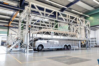 Grâce aux plates-formes de travail de Günzburger Steigtechnik, les équipes d’entretien peuvent accéder aux toits des bus et des camping-cars rapidement, et surtout en toute sécurité.  | © MUNK GmbH