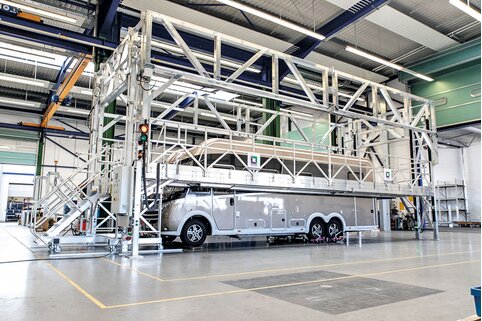 Grâce aux plates-formes de travail de Günzburger Steigtechnik, les équipes d’entretien peuvent accéder aux toits des bus et des camping-cars rapidement, et surtout en toute sécurité.  | © MUNK GmbH
