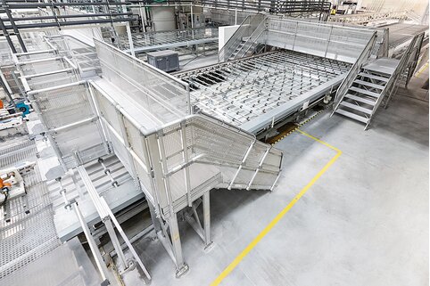 Les sauts de loup de Günzburger Steigtechnik peuvent être personnalisés en fonction des besoins. Ils assurent ainsi une sécurité maximale au travail et un gain en matière d’efficacité dans les installations de production et de transport.  | © MUNK GmbH