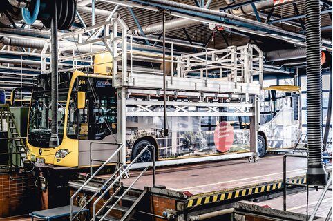 La société « das Stadtwerk Regensburg.Fahrzeuge und Technik GmbH » fait confiance aux solutions du fabricant bavarois de qualité en matière de technique d’accès et entretient sa flotte de bus à l’aide d’une plate-forme pour travaux sur toiture créée sur mesure.  | © MUNK GmbH