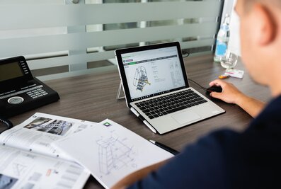 Le nouveau configurateur de produits de l’entreprise permet de composer soi-même ses escaliers et escaliers à plate-forme mobiles sur mesure à tout moment.  | © MUNK GmbH