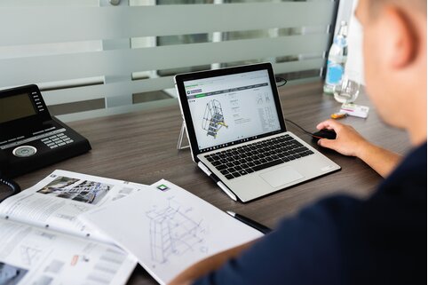 Le nouveau configurateur de produits de l’entreprise permet de composer soi-même ses escaliers et escaliers à plate-forme mobiles sur mesure à tout moment.  | © MUNK GmbH