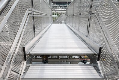 Les sauts de loups de Günzburger Steigtechnik réduisent les distances dans les environnements de production, de stockage et de logistique – permettant ainsi d’améliorer l’efficacité en plus de la sécurité au travail.  | © MUNK GmbH