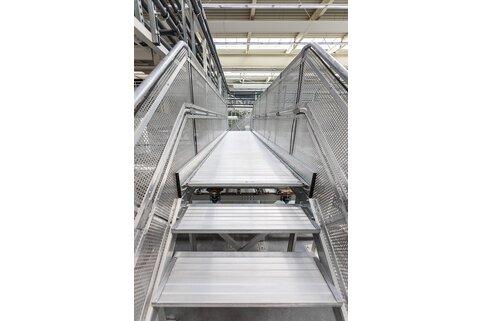 Les sauts de loups de Günzburger Steigtechnik réduisent les distances dans les environnements de production, de stockage et de logistique – permettant ainsi d’améliorer l’efficacité en plus de la sécurité au travail.  | © MUNK GmbH