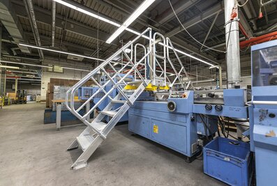 Les sauts de loups de Günzburger Steigtechnik réduisent les distances dans les environnements de production, de stockage et de logistique : l’optimisation de processus à l’état pur.  | © MUNK GmbH