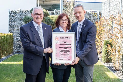 Pour la septième fois, Günzburger Steigtechnik obtient la première place à l'élection du PVH. Ferdinand et Ruth Munk de la direction de l'entreprise ainsi que le directeur des ventes Roland Wilcke (à partir de la gauche) se réjouissent de la distinction de "Partenaire du commerce spécialisé". | © MUNK GmbH
