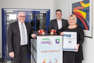 Das Unternehmen wurde vom Landkreis Günzburger auch mit einem Sonderpreis für sein überdurchschnittliches Engagement bei der Vereinbarkeit von Familie und Beruf geehrt. Die Auszeichnungen nahmen die Geschäftsführer Ferdinand Munk und Alexander Werdich sowie Personalreferentin Margit Werdich-Munk entgegen. | © MUNK GmbH
