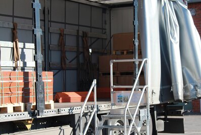 Montez rapidement et en toute sécurité sur le camion grâce à la plate-forme de travail flexible de Günzburger Steigtechnik.  | © MUNK GmbH