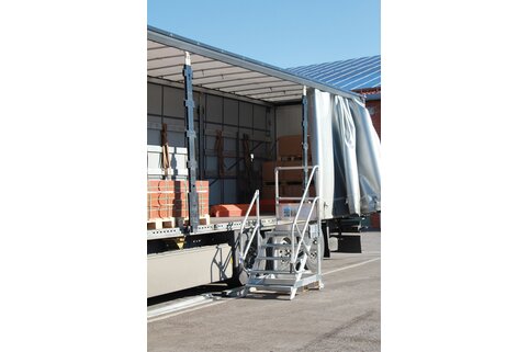 Montez rapidement et en toute sécurité sur le camion grâce à la plate-forme de travail flexible de Günzburger Steigtechnik.  | © MUNK GmbH