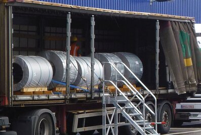 Montez rapidement et en toute sécurité sur le camion avec la plate-forme de travail flexible de Günzburger Steigtechnik.  | © MUNK GmbH