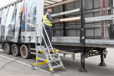 Les marches de la plate-forme mobile offrent un accès sûr, peuvent être utilisées de manière flexible et sont configurables individuellement.  | © MUNK GmbH