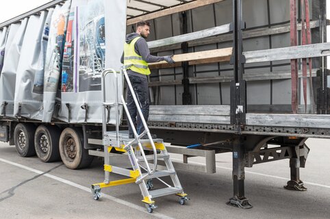 Les marches de la plate-forme mobile offrent un accès sûr, peuvent être utilisées de manière flexible et sont configurables individuellement.  | © MUNK GmbH