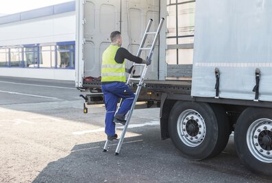 Avec le nouvel escabeau, un aimant à forte force d'adhérence assure une fixation supplémentaire au camion.  | © MUNK GmbH