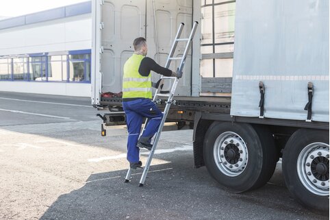 Avec le nouvel escabeau, un aimant à forte force d'adhérence assure une fixation supplémentaire au camion.  | © MUNK GmbH