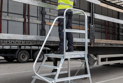 Grâce à des rouleaux à ressort, les marches de la plate-forme de Günzburger Steigtechnik sont mobiles.  | © MUNK GmbH