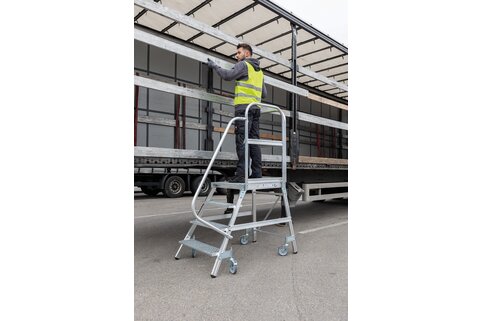 Grâce à des rouleaux à ressort, les marches de la plate-forme de Günzburger Steigtechnik sont mobiles.  | © MUNK GmbH