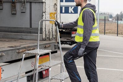 Accès sécurisé au véhicule grâce à la plate-forme de travail en aluminium de Günzburger Steigtechnik.  | © MUNK GmbH