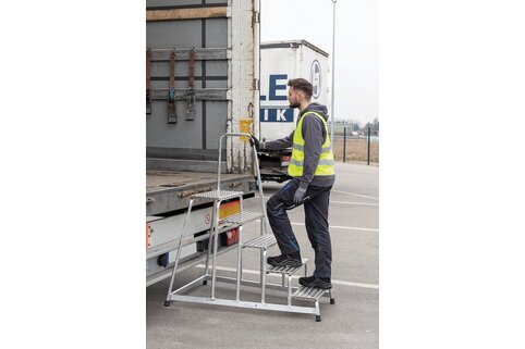 Accès sécurisé au véhicule grâce à la plate-forme de travail en aluminium de Günzburger Steigtechnik.  | © MUNK GmbH