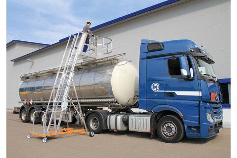 Les échelles pour citernes de Günzburger Steigtechnik assurent un accès sûr lors du remplissage, de l'entretien et du nettoyage des citernes.  | © MUNK GmbH