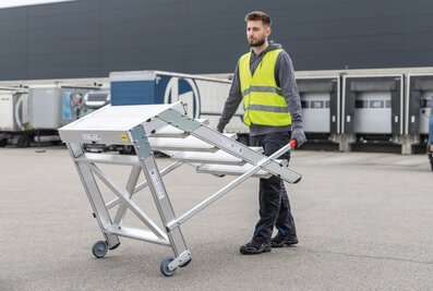 La plate-forme de travail en aluminium dans la version avec longerons en tube rectangulaire et grande plate-forme est particulièrement stable et robuste.  | © MUNK GmbH