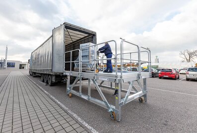 Monter rapidement et en toute sécurité sur le camion avec une plate-forme de chargement de Günzburger Steigtechnik.  | © MUNK GmbH