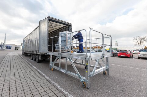 Monter rapidement et en toute sécurité sur le camion avec une plate-forme de chargement de Günzburger Steigtechnik.  | © MUNK GmbH