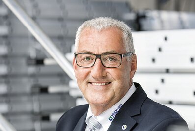 Geschäftsführer Ferdinand Munk freut sich über den Erfolg der Günzburger Steigtechnik in den vergangenen Jahrzehnten: Das Unternehmen ist stark gewachsen, basiert aber nach wie vor auf Werten wie Umwelt- und Ressourcenschonung, einem respektvollen Miteinander sowie Top-Qualität der Produkte. | © MUNK GmbH