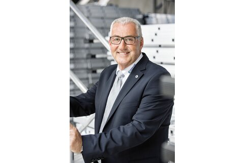 Le directeur général Ferdinand Munk se félicite du succès de Günzburger Steigtechnik au cours des dernières décennies : L'entreprise a connu une forte croissance, mais elle reste fondée sur des valeurs telles que la protection de l'environnement et la conservation des ressources, une coopération respectueuse et des produits de qualité supérieure. | © MUNK GmbH