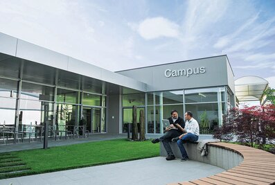 Der Campus der Günzburger Steigtechnik als Kommunikations- und Begegnungszentrum: Hier finden zahlreiche Schulungen und Seminare statt. | © MUNK GmbH