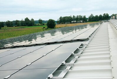 Die Photovoltaikanlage auf den Hallendächern der Günzburger Steigtechnik liefert jährlich 300.000 Kilowattstunden Strom zur Einspeisung. So schafft es das Unternehmen, rund 25,5 Prozent seiner direkten und indirekten Emissionen von Gebäuden sowie Anlagen klimatechnisch zu neutralisieren. | © MUNK GmbH