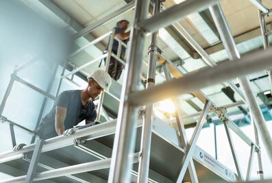 Zur Nachhaltigkeitsstrategie gehört auch, ausschließlich Produkte mit einer Top-Qualität zu entwickeln. Hinter den hochwertigen Lösungen der Günzburger Steigtechnik stehen deshalb hervorragend ausgebildete Fachkräfte. | © MUNK GmbH