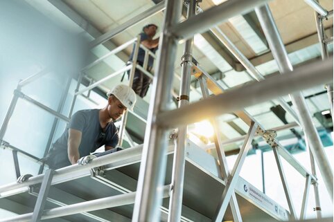 La stratégie de durabilité consiste également à ne développer que des produits de qualité supérieure. C'est pourquoi les solutions de haute qualité de Günzburger Steigtechnik sont soutenues par des spécialistes parfaitement formés. | © MUNK GmbH