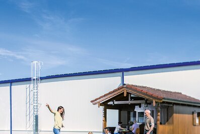 Der Mensch steht bei der Günzburger Steigtechnik im Mittelpunkt. Seit jeher werden in dem Unternehmen deshalb flache Hierarchien, offene Türen sowie ein familiäres Betriebsklima gelebt. | © MUNK GmbH