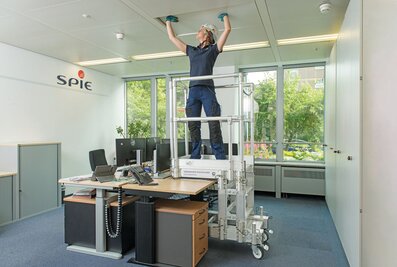 Surfing safely above the desk: This is possible with the Desk Surfer, which Günzburger Steigtechnik developed for SPIE. | © MUNK GmbH