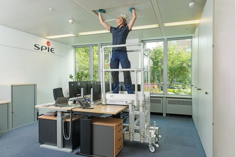 Surfez en toute sécurité sur le bureau : C'est possible avec le Desk Surfer, que Günzburger Steigtechnik a développé pour SPIE. | © MUNK GmbH